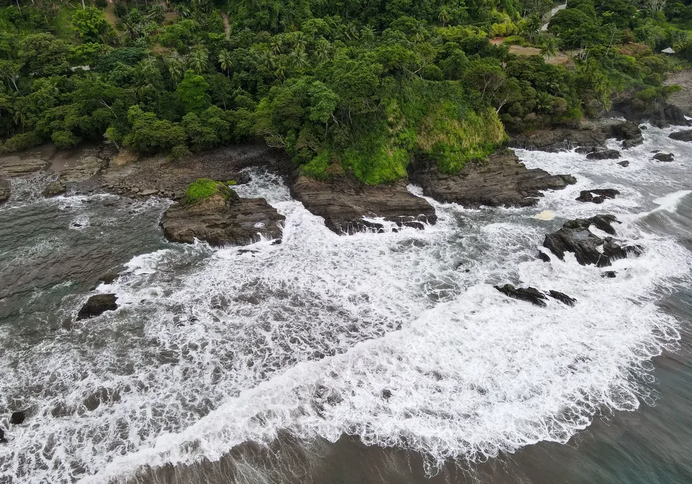 Rocky shore near Uvita and Dominical. Photo: Joshua ten Brink / WildPhotography.com